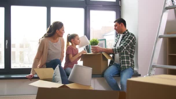 Lycklig familj med barn flyttar till nytt hem — Stockvideo