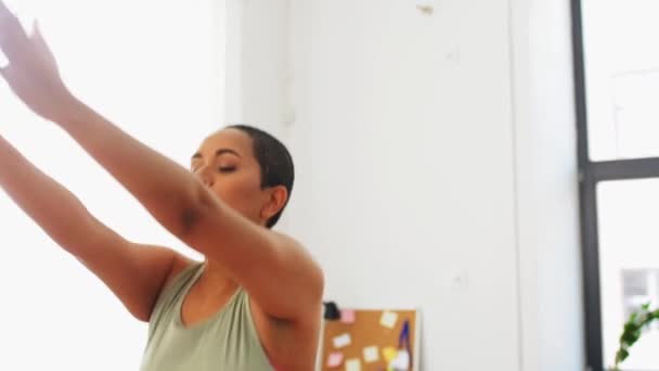 Mujer africana haciendo ejercicio y saltando en casa — Vídeo de stock
