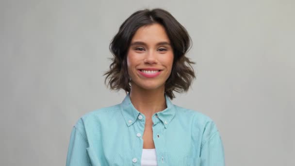 Donna sorridente in camicia turchese mostrando pollici in su — Video Stock