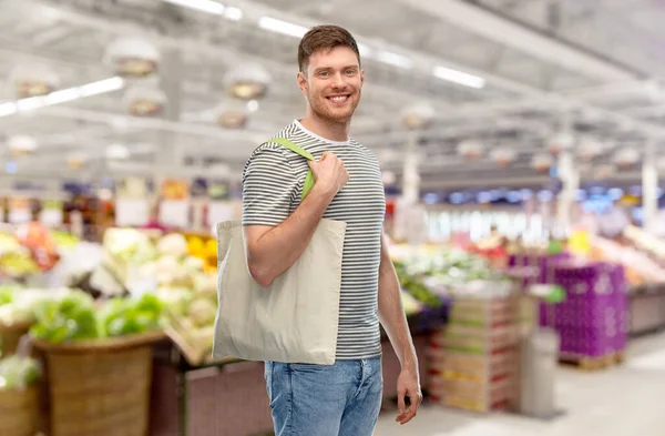 Hombre con bolsa de lona reutilizable para compras de alimentos — Foto de Stock