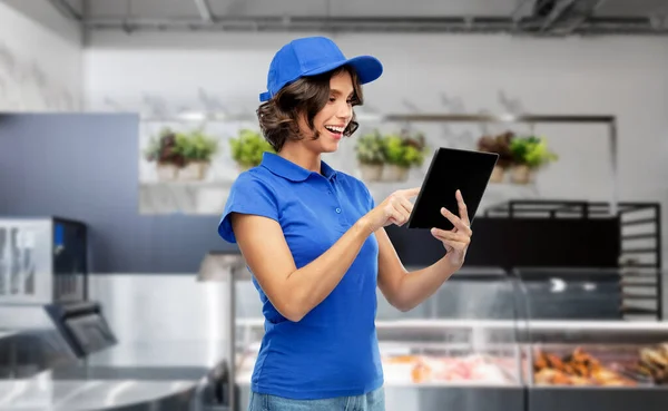 Happy smiling delivery girl with tablet pc at shop — Stock Photo, Image