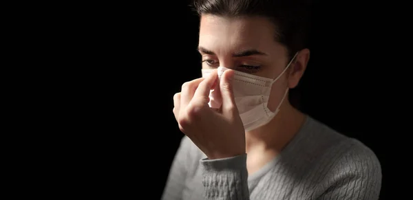 Больная женщина настраивает защитную маску для лица — стоковое фото