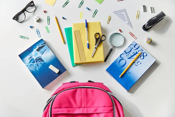 Rózsaszín hátizsák könyvekkel és iskolai felszereléssel — Stock Fotó