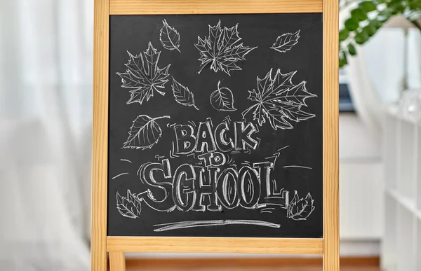 Volta para a escola letras desenhadas em quadro-negro — Fotografia de Stock