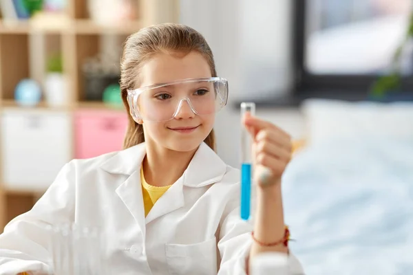 Chica con probeta estudiar química en casa — Foto de Stock