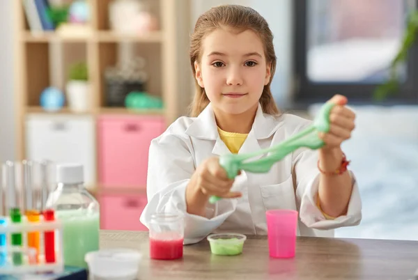 Chica jugando con limo en casa laboratorio — Foto de Stock