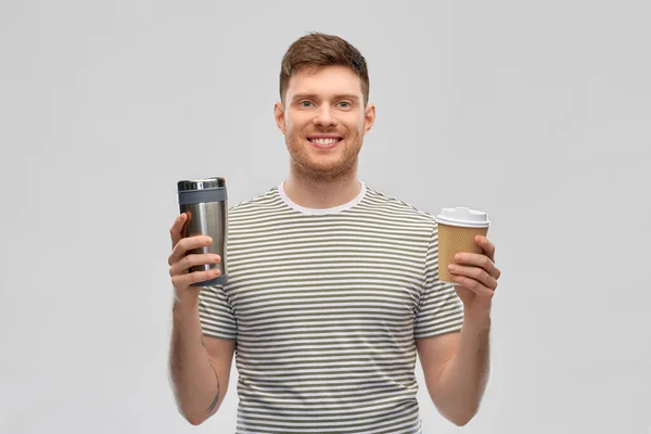 Hombre que compara la taza termo o vaso y taza de café —  Fotos de Stock