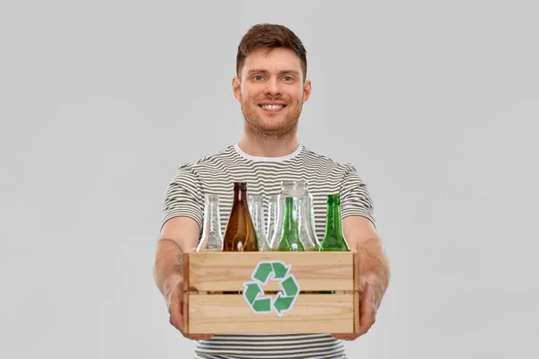 Souriant jeune homme tri des déchets de verre — Photo