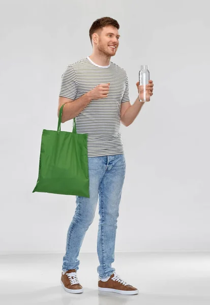Άνθρωπος με τσάντα για ψώνια τροφίμων και γυάλινη φιάλη — Φωτογραφία Αρχείου