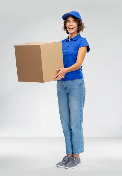 Happy smiling delivery woman with parcel box — Stock Photo, Image