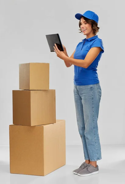 Chica de entrega con cajas de paquete y tableta pc — Foto de Stock