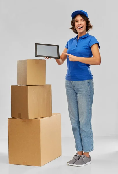Chica de entrega con cajas de paquete y tableta pc — Foto de Stock