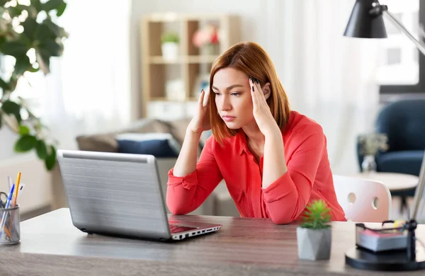 Mujer estresada con el ordenador portátil trabajando en casa oficina —  Fotos de Stock
