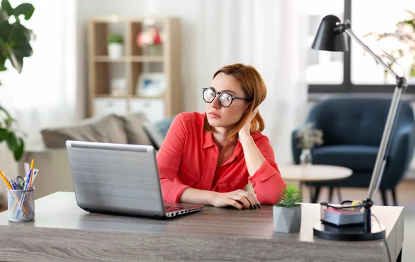 Mujer aburrida con el ordenador portátil que trabaja en casa oficina — Foto de Stock
