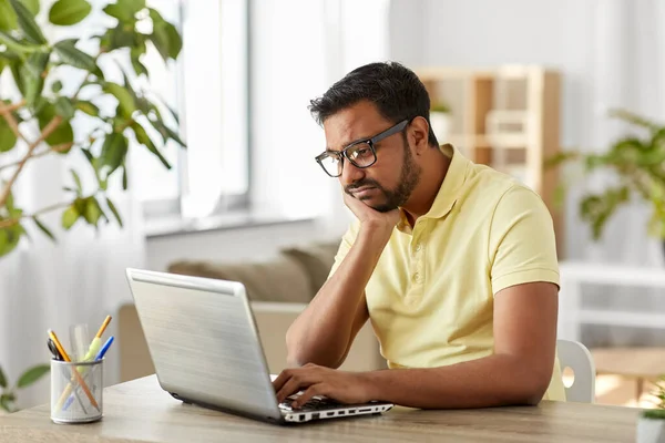 Hombre aburrido con el ordenador portátil que trabaja en casa oficina — Foto de Stock