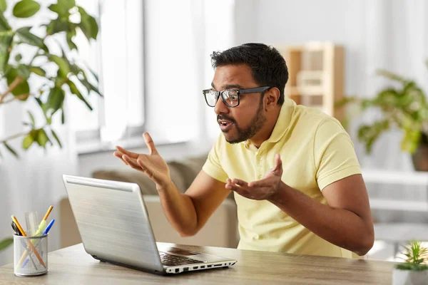 Menekankan pria dengan laptop yang bekerja di kantor pusat — Stok Foto