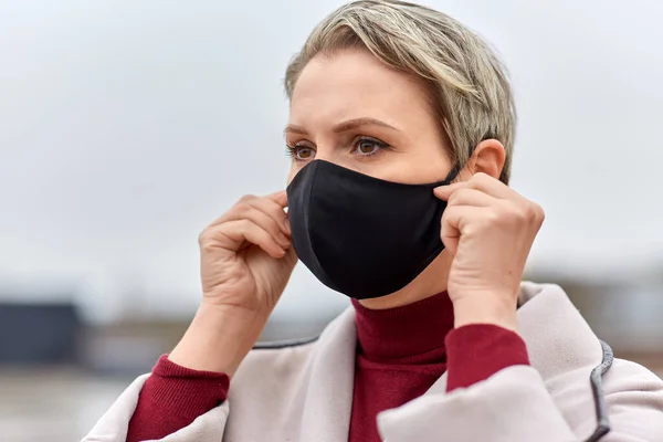 Kobieta nosząca ochronną maskę ochronną wielokrotnego użytku — Zdjęcie stockowe