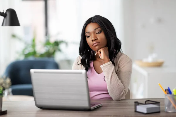 Verveelde vrouw met laptop werken op kantoor — Stockfoto