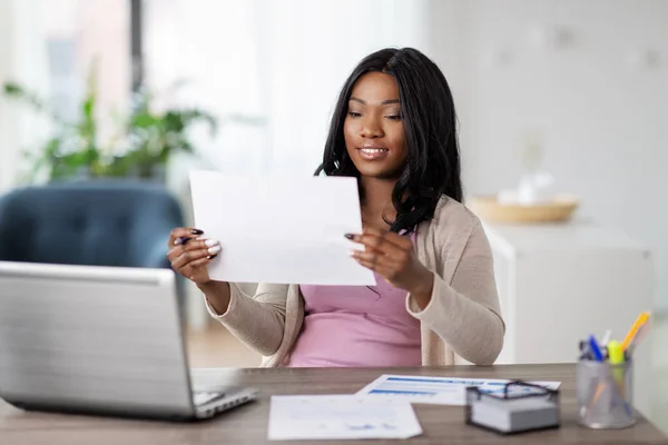 Donna felice con computer portatile e carte a casa ufficio — Foto Stock