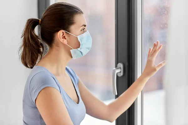 Zieke jonge vrouw draagt beschermende medische masker — Stockfoto