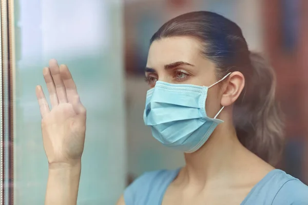 Zieke jonge vrouw draagt beschermende medische masker — Stockfoto