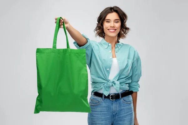 Mujer con bolsa de lona reutilizable para compras de alimentos — Foto de Stock