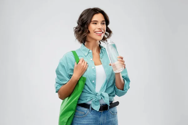 Frau mit Tasche zum Lebensmitteleinkauf und Glasflasche — Stockfoto