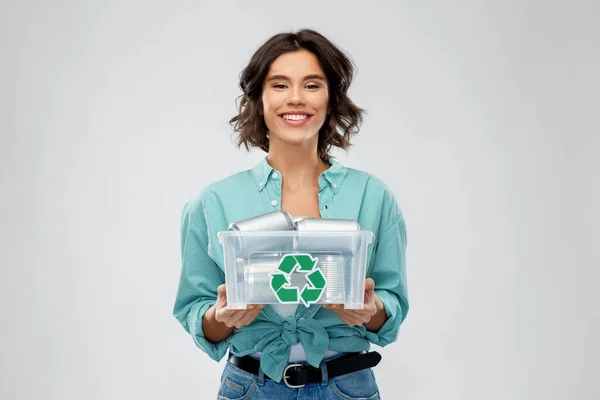 Sorridente giovane donna selezionando rifiuti metallici — Foto Stock