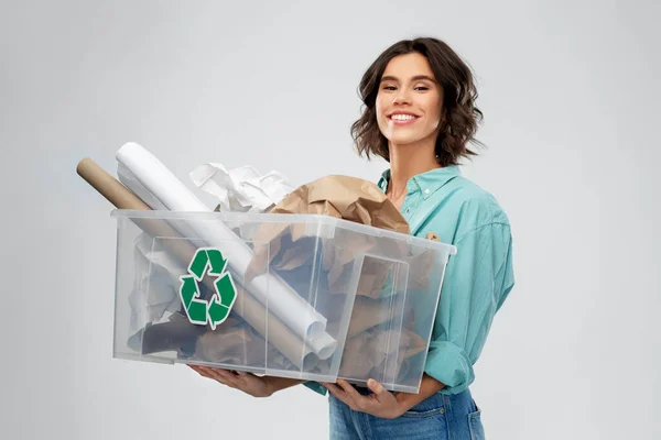 Felice sorridente giovane donna selezionando rifiuti di carta — Foto Stock
