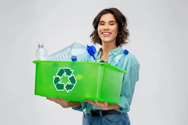 Gülümseyen genç kadın plastik atıkları sıralıyor — Stok fotoğraf