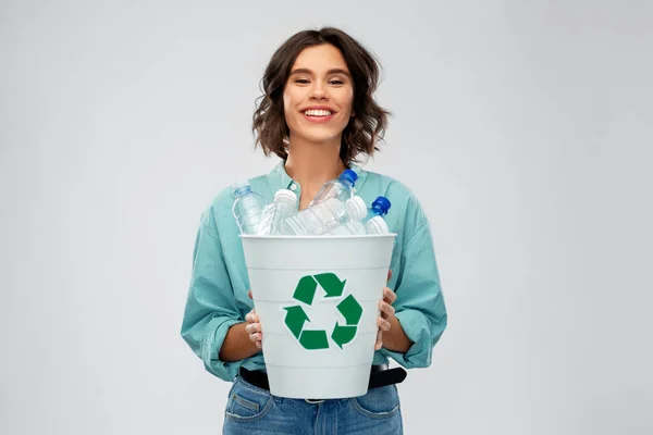 Usmívající se mladá žena třídění plastový odpad — Stock fotografie