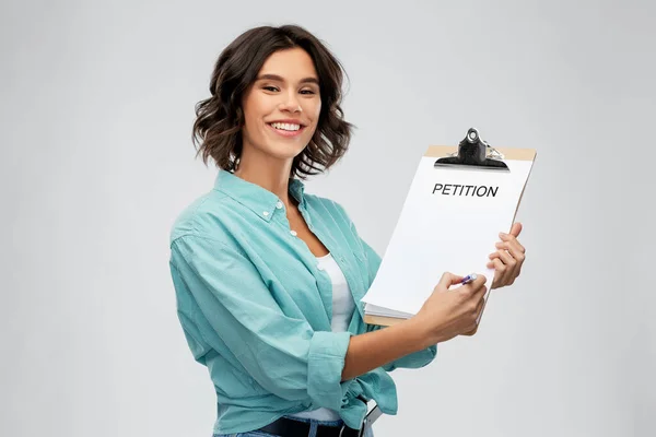 Mosolygó nő petícióval az írótáblán és tollon — Stock Fotó