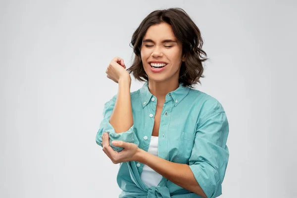 Jonge vrouw in shirt lijden aan pijn in de hand — Stockfoto