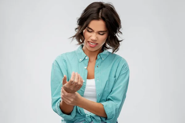 Jeune femme en chemise souffrant de douleur à la main — Photo