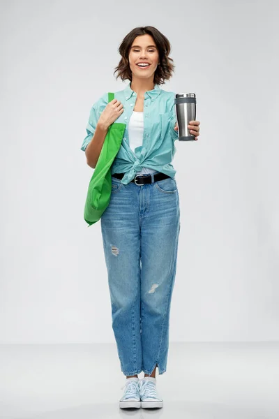 Kobieta z torbą na zakupy żywności i tumbler — Zdjęcie stockowe