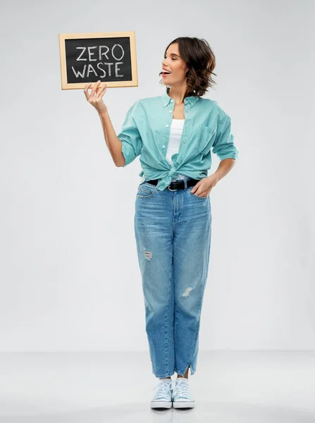 Gelukkig vrouw met schoolbord met nul afval woorden — Stockfoto