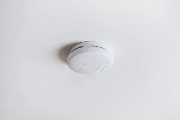 Rookalarm, sensor of detector op wit plafond — Stockfoto