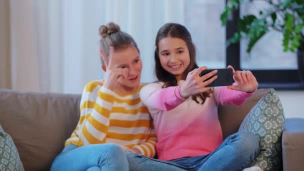 Glückliche Mädchen machen Selfie mit Smartphone zu Hause — Stockvideo
