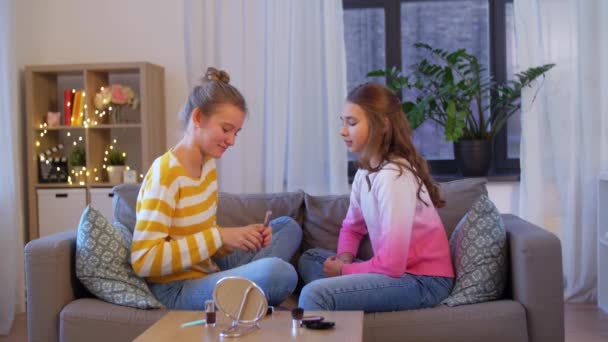 Gelukkig tiener meisjes doen make-up thuis — Stockvideo