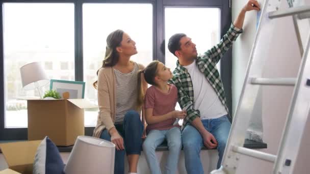 Šťastná rodina s paletou barev stěhující se do nového domova — Stock video