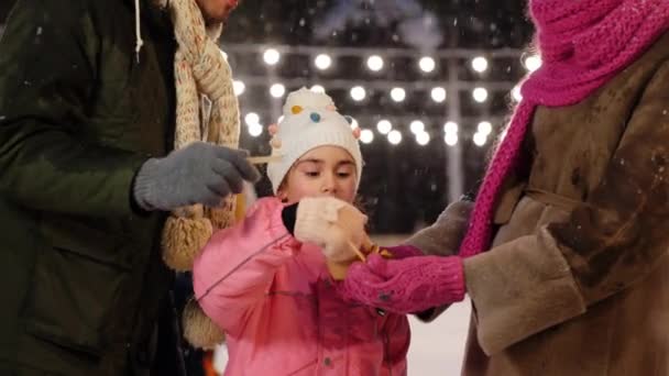 Gelukkig familie eten pannenkoeken op schaatsbaan — Stockvideo