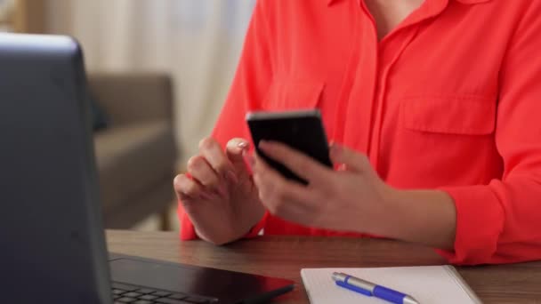 가정 사무실에서 스마트폰으로 통화하는 여자 — 비디오