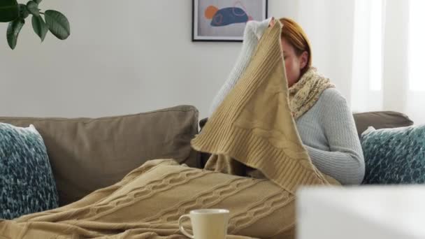 Sjuk kvinna i halsduk insvept i filt hemma — Stockvideo
