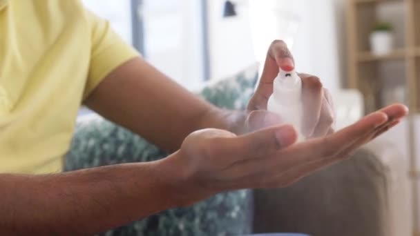 Nahaufnahme eines Mannes, der Händedesinfektionsmittel versprüht — Stockvideo