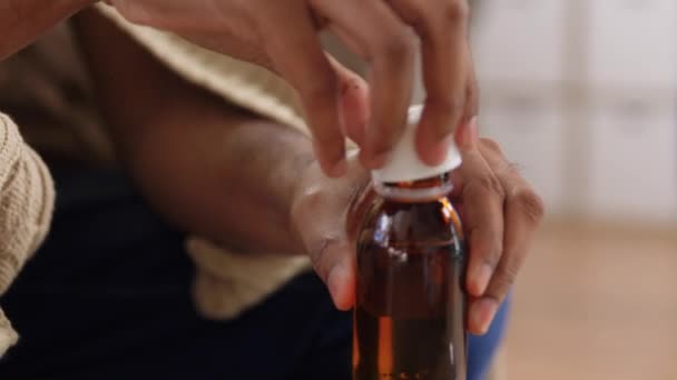 Hombre indio enfermo tomando medicina antipirética en casa — Vídeo de stock