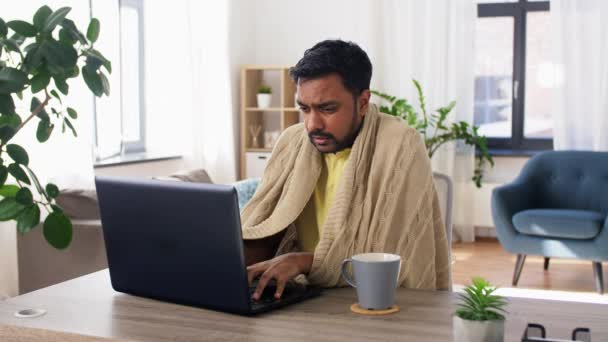 Chory człowiek z laptopem pije herbatę i kaszle — Wideo stockowe