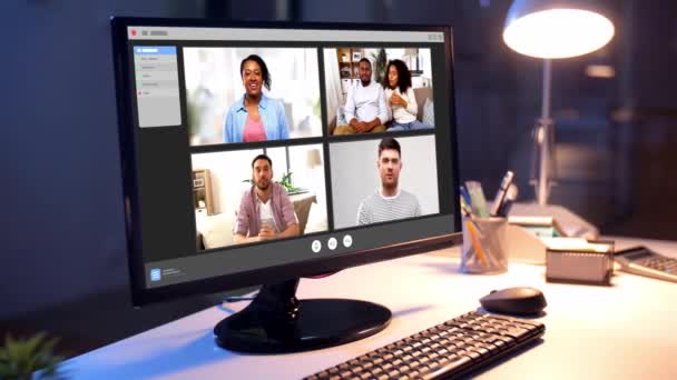 Ventanas de chat de vídeo en el ordenador en la oficina de noche — Vídeos de Stock