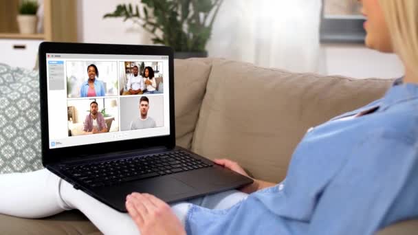 Женщина в видеочате со своими друзьями на ноутбуке — стоковое видео