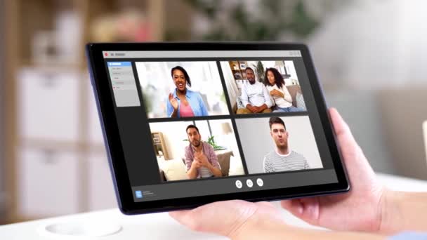 Handen van vrouw met video chat op tablet pc — Stockvideo