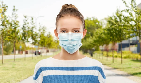 Tonårstjej i medicinsk mask över stadsgatan — Stockfoto